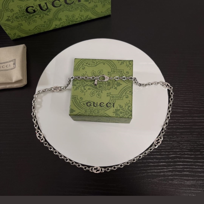 G*u*i necklaces